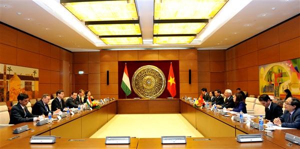 Uong Chu Luu rencontre le vice-président de l’Assemblée nationale hongroise - ảnh 1